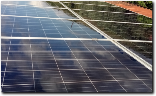 Pannelli solari puliti producono fino al 40% di energia in più